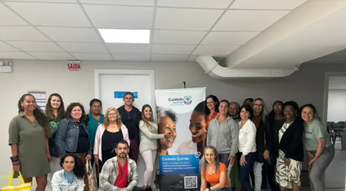 Florianópolis oferece curso gratuito para cuidadores de idosos Integrantes do curso Cuidado Quirido posam após capacitação para cuidadores de idosos