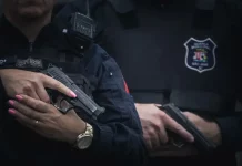 Imagem ilustrativa representa segurança pública e o Curso de Formação da Guarda Municipal de São José, com elementos visuais simbólicos de treinamento e atuação profissional.