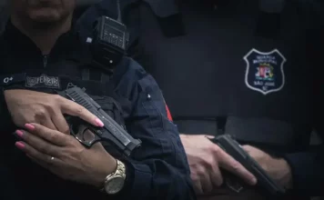 Imagem ilustrativa representa segurança pública e o Curso de Formação da Guarda Municipal de São José, com elementos visuais simbólicos de treinamento e atuação profissional.