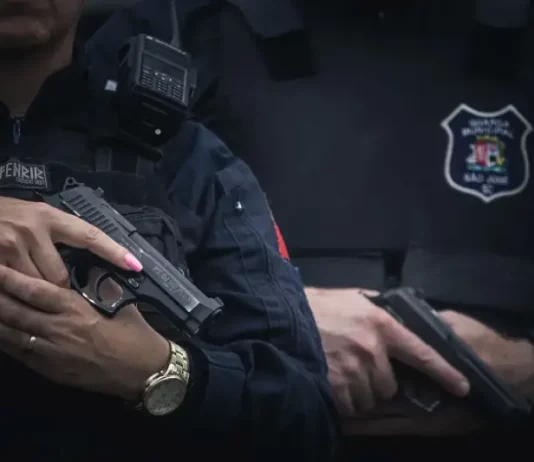 São José convoca aprovados para curso de formação da Guarda Municipal Imagem ilustrativa representa segurança pública e o Curso de Formação da Guarda Municipal de São José, com elementos visuais simbólicos de treinamento e atuação profissional.