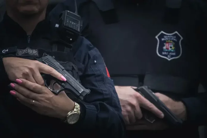 curso-guarda-municipal (1) Imagem ilustrativa representa segurança pública e o Curso de Formação da Guarda Municipal de São José, com elementos visuais simbólicos de treinamento e atuação profissional.