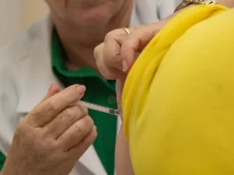 Dia D de vacinação contra a gripe em São José neste sábado (28) Pessoa recebendo vacina no Dia D de vacinação contra a gripe