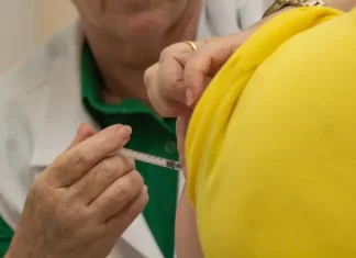 Pessoa recebendo vacina no Dia D de vacinação contra a gripe