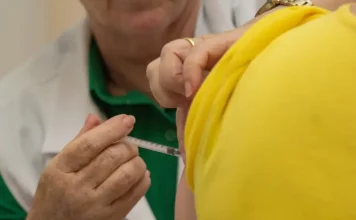 Pessoa recebendo vacina no Dia D de vacinação contra a gripe