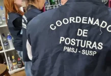 Fiscalização em São José notifica bares e interdita estabelecimento irregular Agentes de posturas durante Fiscalização em São José