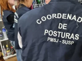 Fiscalização em São José notifica bares e interdita estabelecimento irregular Agentes de posturas durante Fiscalização em São José