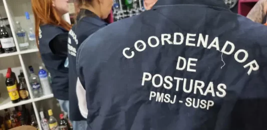 Fiscalização em São José notifica bares e interdita estabelecimento irregular Agentes de posturas durante Fiscalização em São José