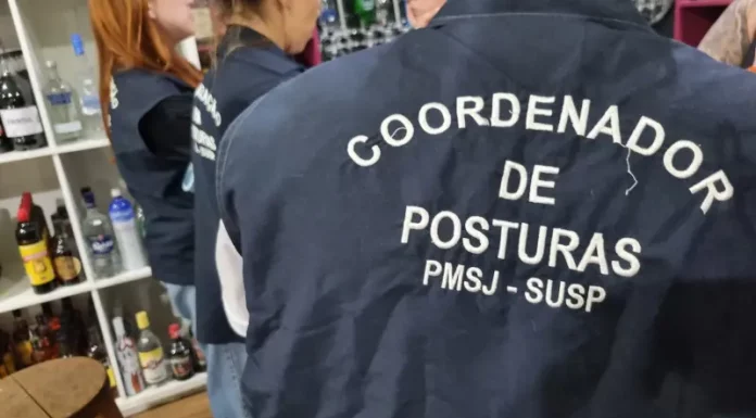 Agentes de posturas durante Fiscalização em São José