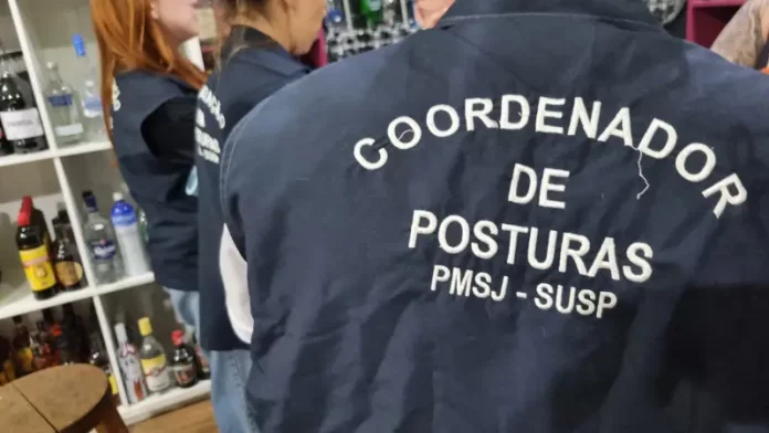 fiscalizacao-em-sao-jose Agentes de posturas durante Fiscalização em São José