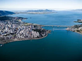 Florianópolis é reconhecida como uma das 20 cidades Lixo Zero do mundo Vista aérea de Florianópolis, com destaque para a área urbana, pontes e o litoral, ilustrando o avanço da cidade em sustentabilidade por meio do programa Florianópolis Lixo Zero.