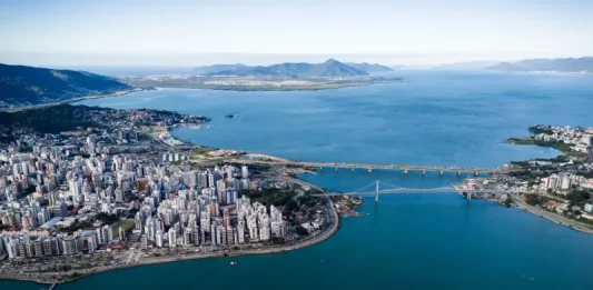 Florianópolis é reconhecida como uma das 20 cidades Lixo Zero do mundo Vista aérea de Florianópolis, com destaque para a área urbana, pontes e o litoral, ilustrando o avanço da cidade em sustentabilidade por meio do programa Florianópolis Lixo Zero.