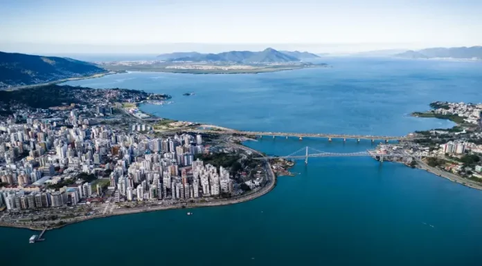 Florianópolis é reconhecida como uma das 20 cidades Lixo Zero do mundo Vista aérea de Florianópolis, com destaque para a área urbana, pontes e o litoral, ilustrando o avanço da cidade em sustentabilidade por meio do programa Florianópolis Lixo Zero.
