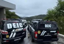 Viaturas da DEIC durante cumprimento de mandados em endereços investigados por fraude em editais de pesquisa em Santa Catarina na Operação PHD.