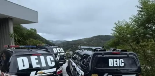 Viaturas da DEIC durante cumprimento de mandados em endereços investigados por fraude em editais de pesquisa em Santa Catarina na Operação PHD.