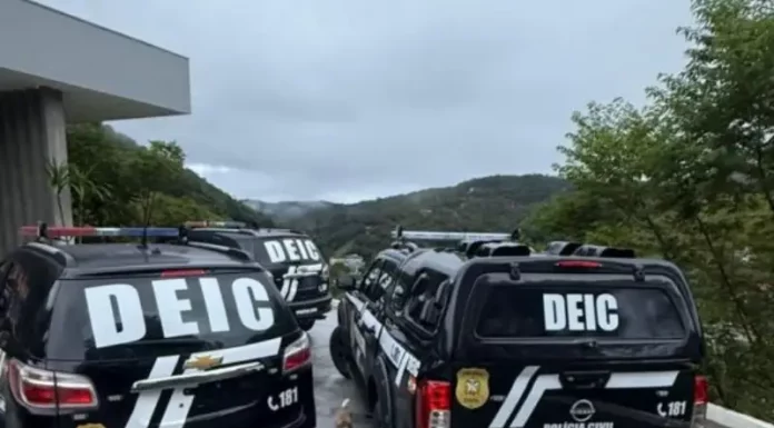 Viaturas da DEIC durante cumprimento de mandados em endereços investigados por fraude em editais de pesquisa em Santa Catarina na Operação PHD.