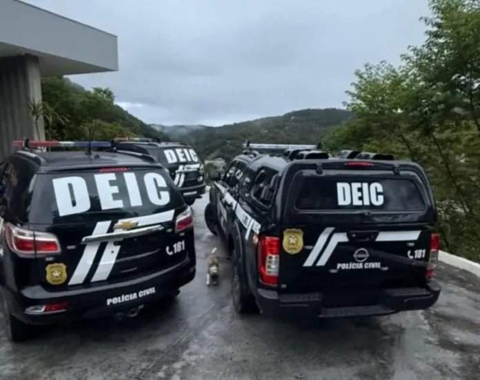 Viaturas da DEIC durante cumprimento de mandados em endereços investigados por fraude em editais de pesquisa em Santa Catarina na Operação PHD.