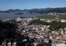 Vista urbana de Florianópolis que ilustra a aplicação das novas regras do Código de Obras na organização e crescimento da cidade