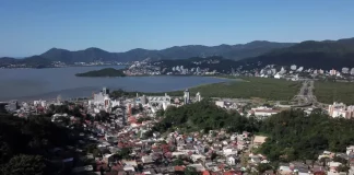 Vista urbana de Florianópolis que ilustra a aplicação das novas regras do Código de Obras na organização e crescimento da cidade