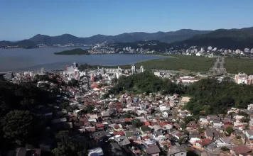 Vista urbana de Florianópolis que ilustra a aplicação das novas regras do Código de Obras na organização e crescimento da cidade