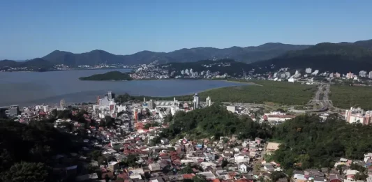 Vista urbana de Florianópolis que ilustra a aplicação das novas regras do Código de Obras na organização e crescimento da cidade