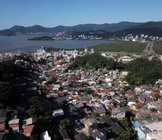 Vista urbana de Florianópolis que ilustra a aplicação das novas regras do Código de Obras na organização e crescimento da cidade