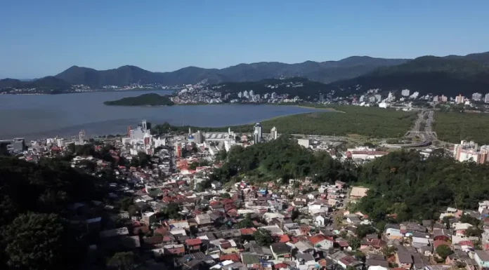 Florianópolis sanciona novo Código de Obras Vista urbana de Florianópolis que ilustra a aplicação das novas regras do Código de Obras na organização e crescimento da cidade