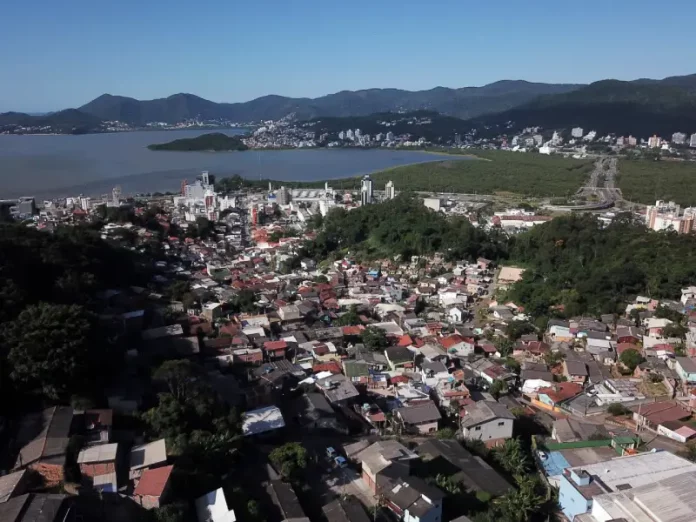 geral-florianopolis-macico-morro-da-cruz-horacio-agronomica-pmf (1) Vista urbana de Florianópolis que ilustra a aplicação das novas regras do Código de Obras na organização e crescimento da cidade