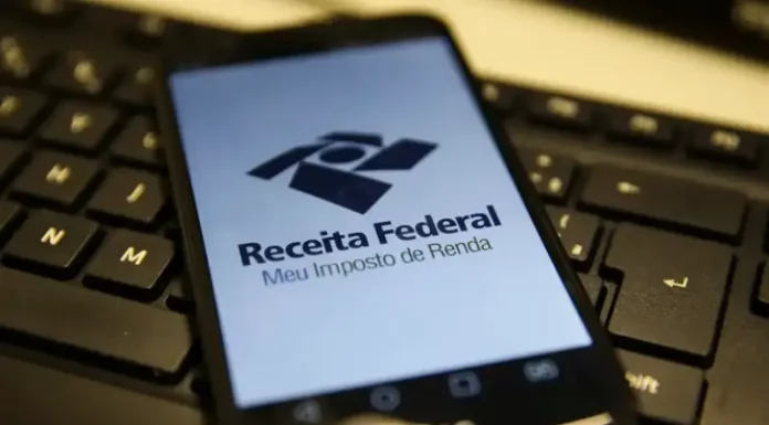 Celular exibindo a tela do aplicativo Meu Imposto de Renda, com opções para declarar e acompanhar o Imposto de Renda 2026.