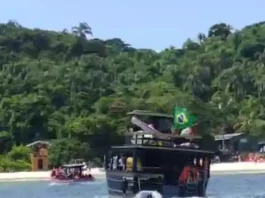Embarcação próxima à praia da Ilha do Campeche, em Florianópolis, local onde um homem sofreu mal súbito e recebeu atendimento de resgate.