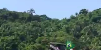 Embarcação próxima à praia da Ilha do Campeche, em Florianópolis, local onde um homem sofreu mal súbito e recebeu atendimento de resgate.