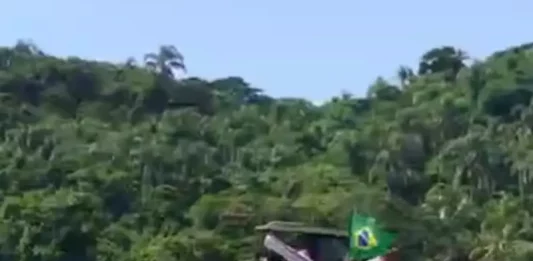 Embarcação próxima à praia da Ilha do Campeche, em Florianópolis, local onde um homem sofreu mal súbito e recebeu atendimento de resgate.