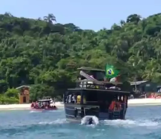 Embarcação próxima à praia da Ilha do Campeche, em Florianópolis, local onde um homem sofreu mal súbito e recebeu atendimento de resgate.