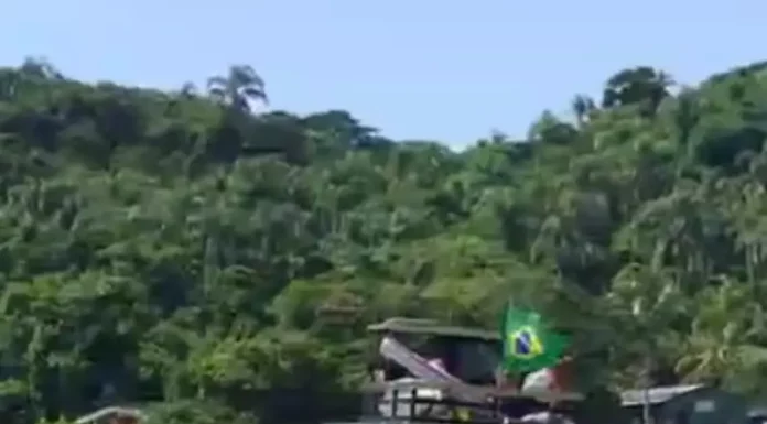 Embarcação próxima à praia da Ilha do Campeche, em Florianópolis, local onde um homem sofreu mal súbito e recebeu atendimento de resgate.