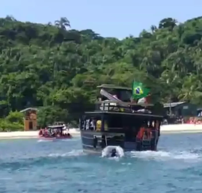 Embarcação próxima à praia da Ilha do Campeche, em Florianópolis, local onde um homem sofreu mal súbito e recebeu atendimento de resgate.