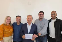 Michel Schlemper ao lado do Governador Jorginho Mello, do presidente do PL em São José e membros do partido, durante filiação ao PL