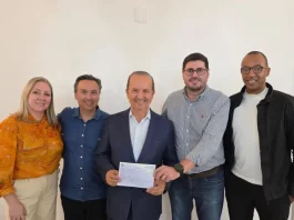 Michel Schlemper ao lado do Governador Jorginho Mello, do presidente do PL em São José e membros do partido, durante filiação ao PL