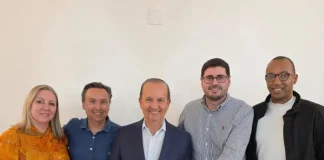 Michel Schlemper ao lado do Governador Jorginho Mello, do presidente do PL em São José e membros do partido, durante filiação ao PL