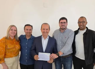 Michel Schlemper ao lado do Governador Jorginho Mello, do presidente do PL em São José e membros do partido, durante filiação ao PL