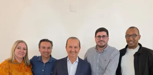Vice-prefeito de São José, Michel Schlemper, se filia ao PL de olho nas eleições de 2026 Michel Schlemper ao lado do Governador Jorginho Mello, do presidente do PL em São José e membros do partido, durante filiação ao PL