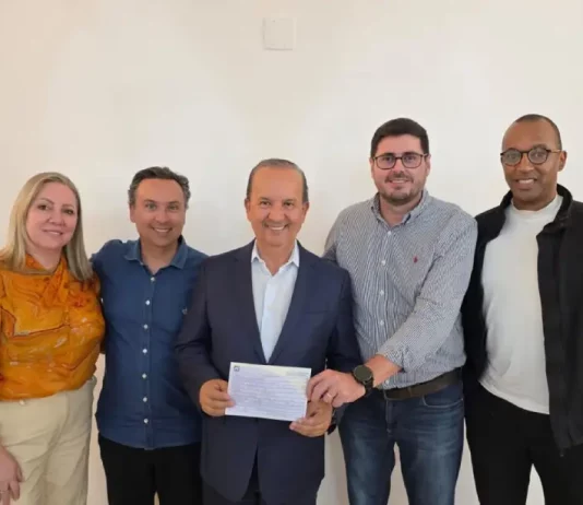 Michel Schlemper ao lado do Governador Jorginho Mello, do presidente do PL em São José e membros do partido, durante filiação ao PL