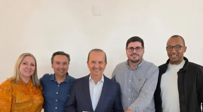 Michel Schlemper ao lado do Governador Jorginho Mello, do presidente do PL em São José e membros do partido, durante filiação ao PL