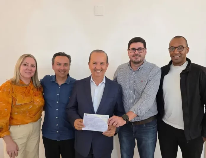 Michel Schlemper ao lado do Governador Jorginho Mello, do presidente do PL em São José e membros do partido, durante filiação ao PL