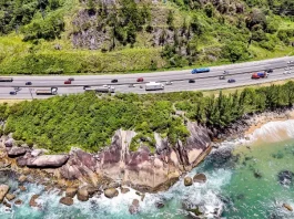 Rodovia controlada pela Arteris Litoral Sul mostrando o movimento nas rodovias durante o feriado