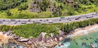 Rodovia controlada pela Arteris Litoral Sul mostrando o movimento nas rodovias durante o feriado