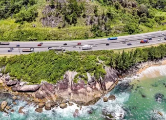 Rodovia controlada pela Arteris Litoral Sul mostrando o movimento nas rodovias durante o feriado