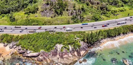 Rodovia controlada pela Arteris Litoral Sul mostrando o movimento nas rodovias durante o feriado