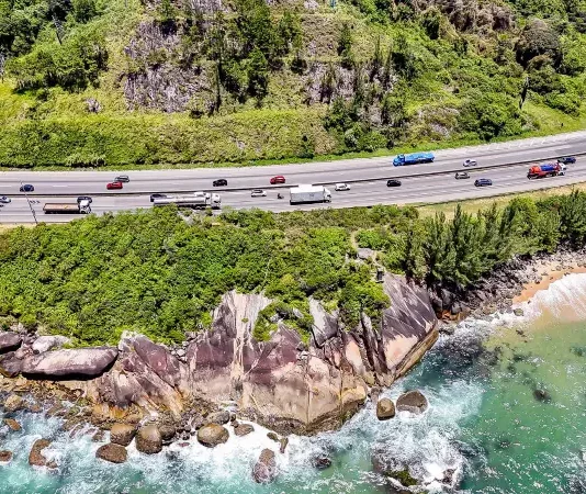 Rodovia controlada pela Arteris Litoral Sul mostrando o movimento nas rodovias durante o feriado