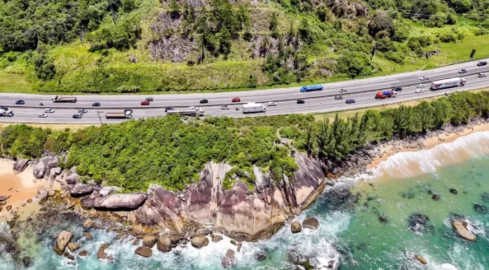 Rodovia controlada pela Arteris Litoral Sul mostrando o movimento nas rodovias durante o feriado