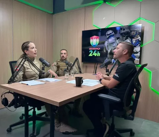 Secretário Bruno Oliveira dando entrevista sobre o Núcleo de Podcasts