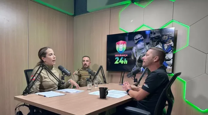 Secretário Bruno Oliveira dando entrevista sobre o Núcleo de Podcasts